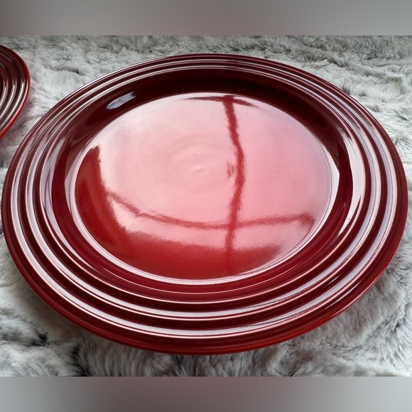 Le Creuset plates set of 2 second choix seconds 22cm salad plate cerise red 8.5” - Picture 2 of 8